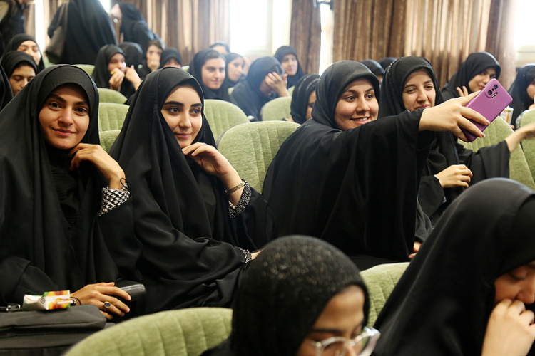 آئین معارفه نو دانشجویان مقطع کارشناسی ورودی 1404 دانشگاه بین المللی مذاهب اسلامی